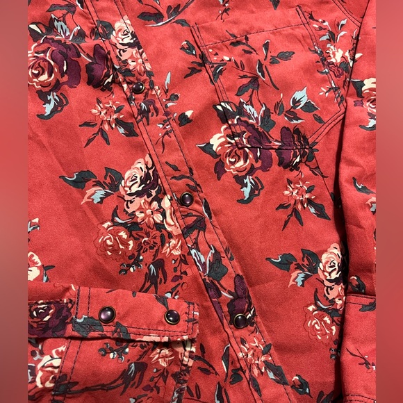 Chic Red Rose Floral Button-Down Shirt - Picture 5 of 6
